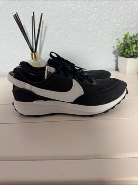 Nike women’s Black and White Low-Top Sneaker